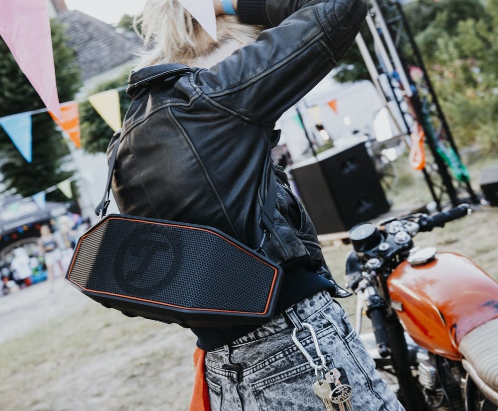 ROCKSTER CROSS: speelt muziek tegen muggen