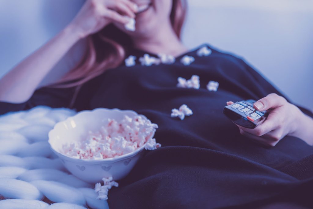 Televisie kijken en popcorn eten