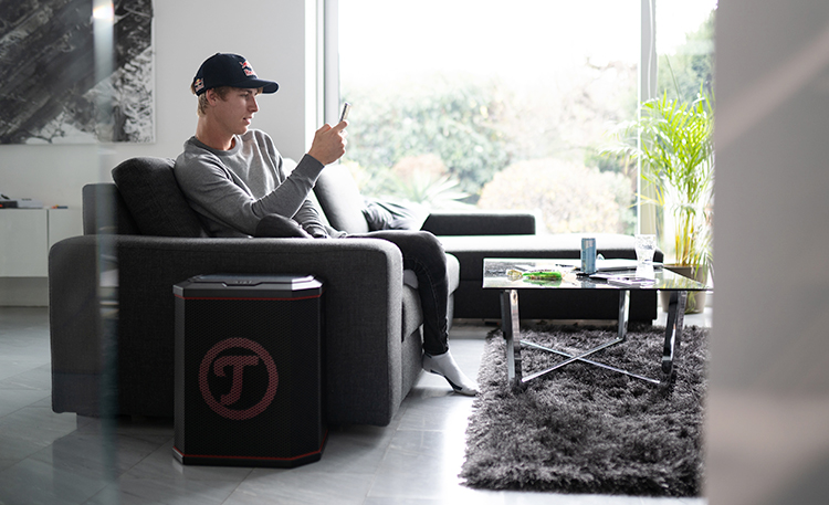 Fabio in zijn woonkamer met de Rockster Air