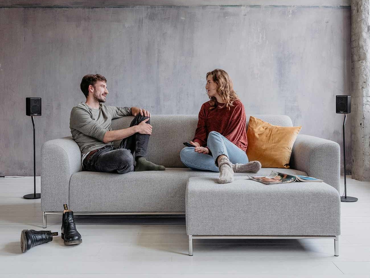 Twee luidsprekers Teufel-Effekt achter de sofa