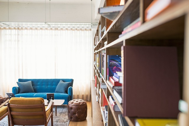 Een boekenplank kan de akoestiek in de kamer verbeteren