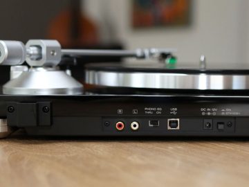 Der Plattenspieler TEAC TN-300 kann Schallplatten digitalisieren