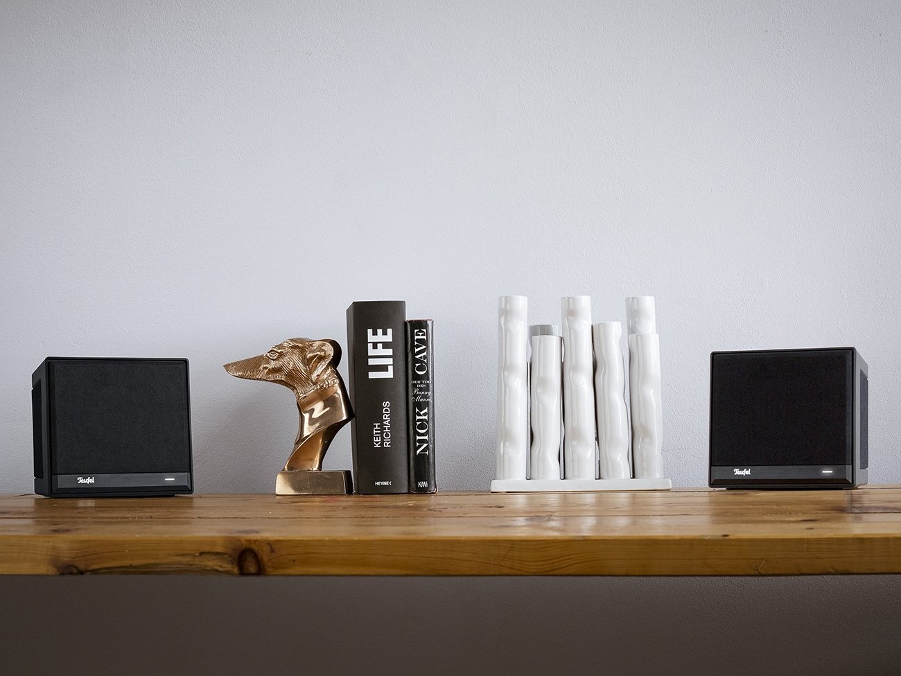 Twee wifi speakers Teufel One S op een boekenplank