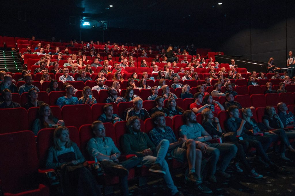 Grote bioscoopzaal met een volle bezetting