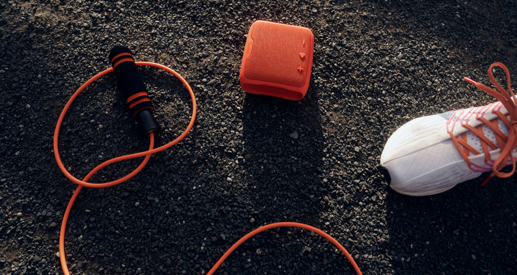 BOOMSTER GO Portable speaker BOOMSTER GO 2 ligt op asfalt met een springtouw ernaast