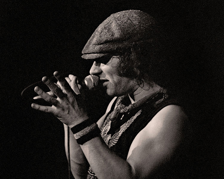 Zanger Brian Johnson met microfoon