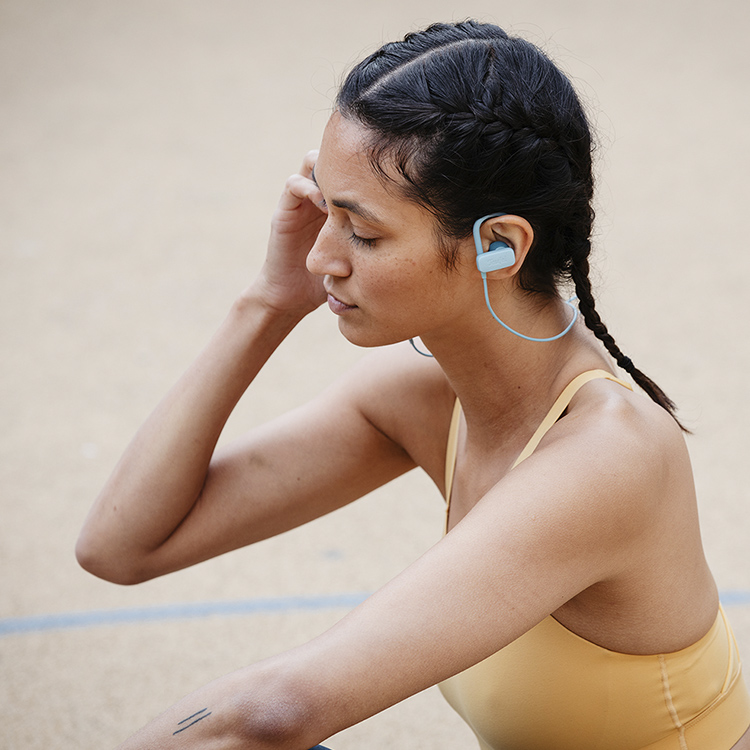 Vrouw aan het sporten met in-ears koptelefoon