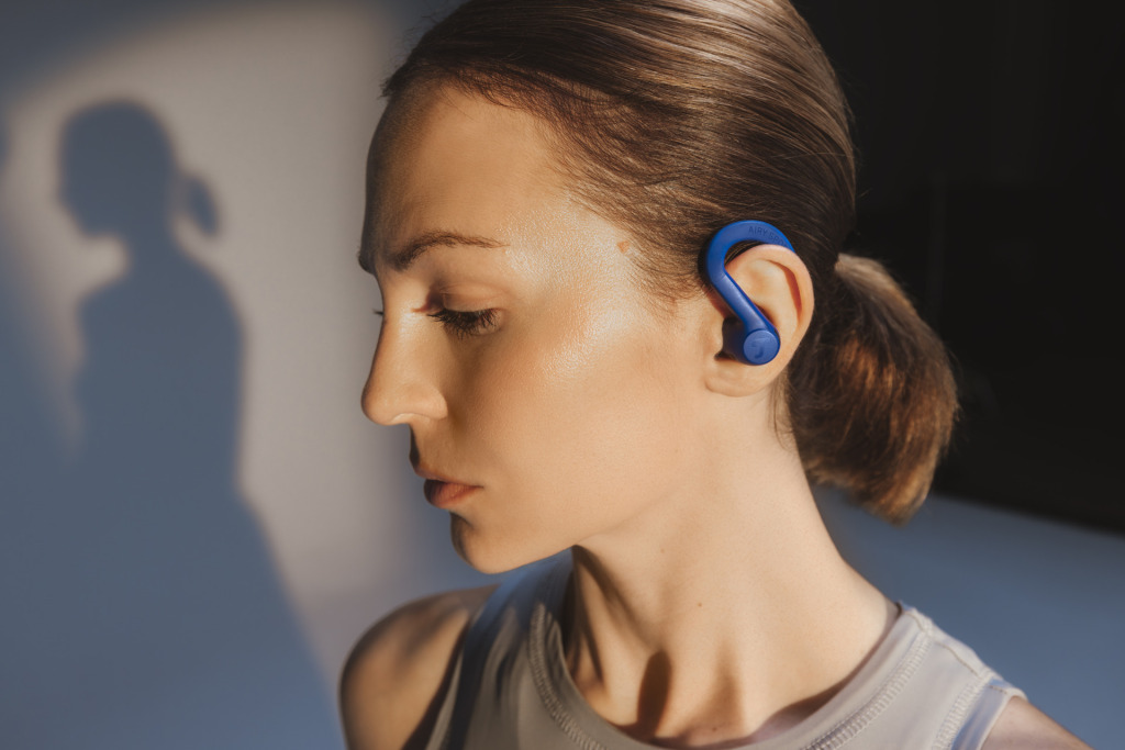 Vrouw in profiel opname met AIRY SPORTS TWS 2 oortjes in