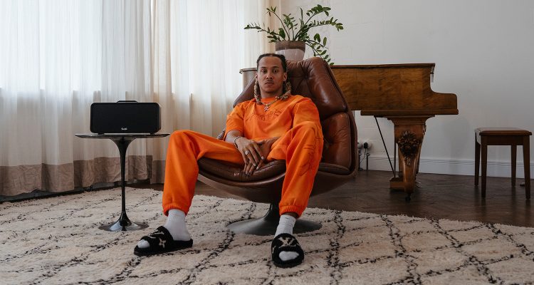 Kelvyn Colt zittend in een stoel met de BOOMSTER speaker van Teufel