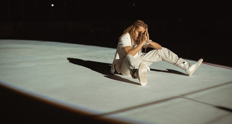 Kelvyn Colt zittend op de grond