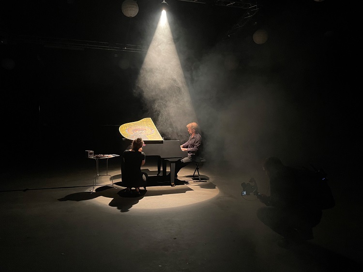 Maurice bij een live optreden met een artiest uit Halle