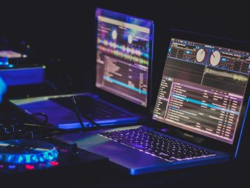 DJ-Set-up mit Controller und 2 Mac Books