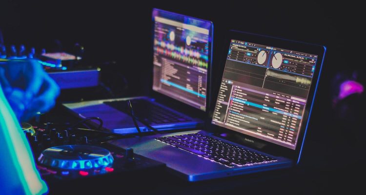 DJ-Set-up mit Controller und 2 Mac Books