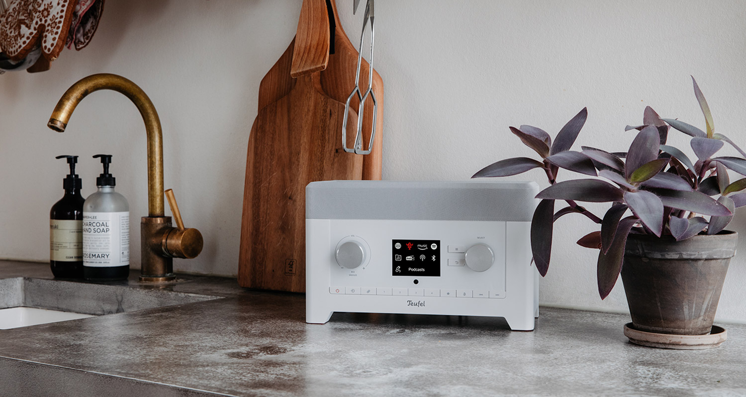 Witte RADIO 3SIXTY in een keukenomgeving