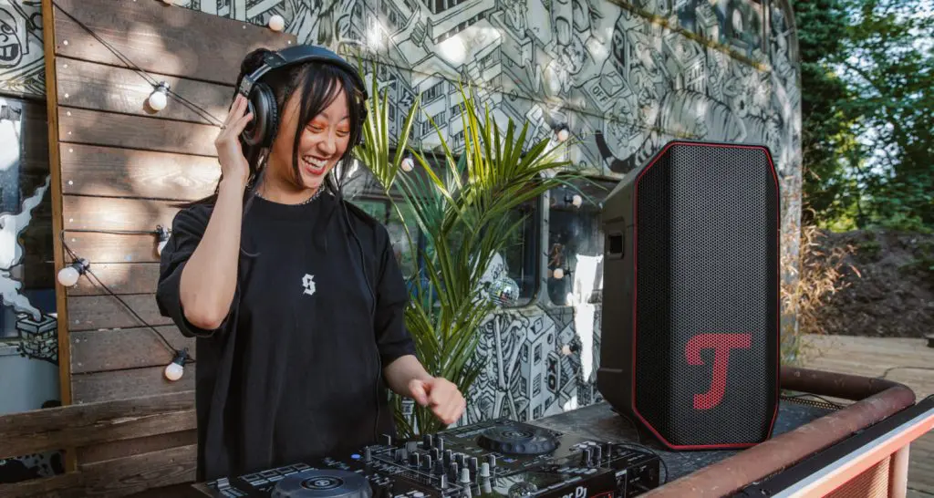 Theater 500 Dj achter de decks en een speaker er naast.