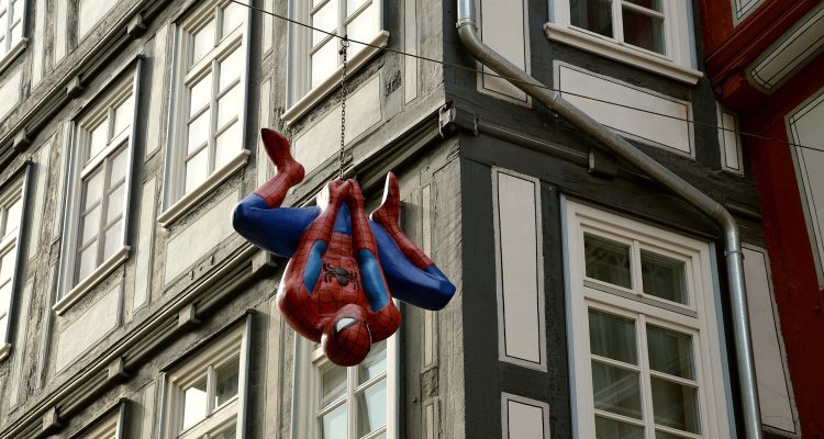 Spider-Man hängt kopfüber vor Fachwerkhaus