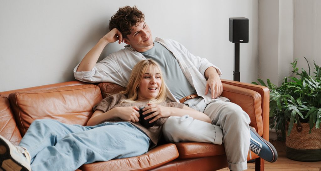 EFFEKT 2 Man en vrouw op een bank met Teufel Effekt 2 luidspreker op de achtergrond
