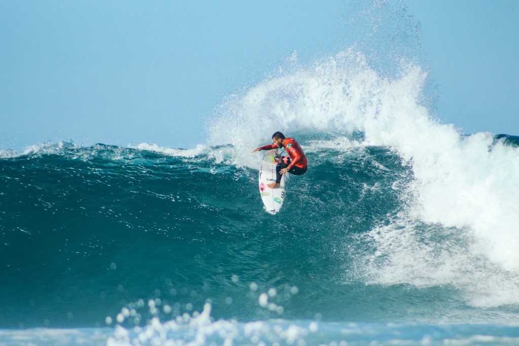 Surfer auf einer schäumenden Welle