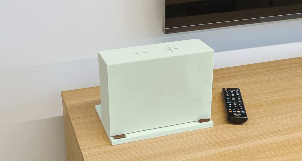 Prototype van Mynd speaker op een dressoir.