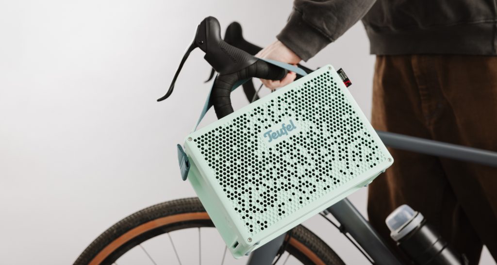 Mynd speaker hangt aan een fietsstuur.