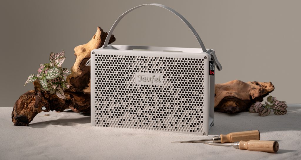 Mynd speaker met gereedschap ernaast