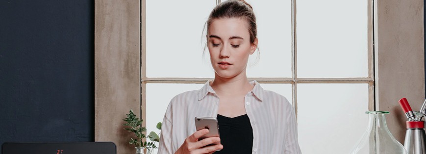 In contact blijven met Teufel - vrouw met telefoon in de hand volgt Teufel op social media