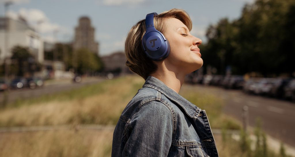 REAL BLUE NC A woman wearing Teufel's REAL BLUE NC 3 headphones