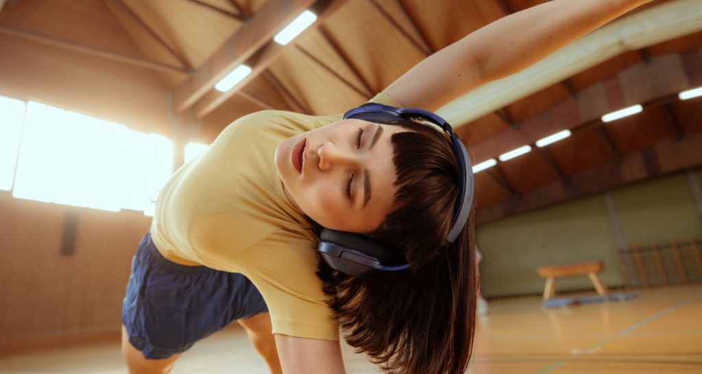 Vrouw bij het sporten met over-ear koptelefoon op