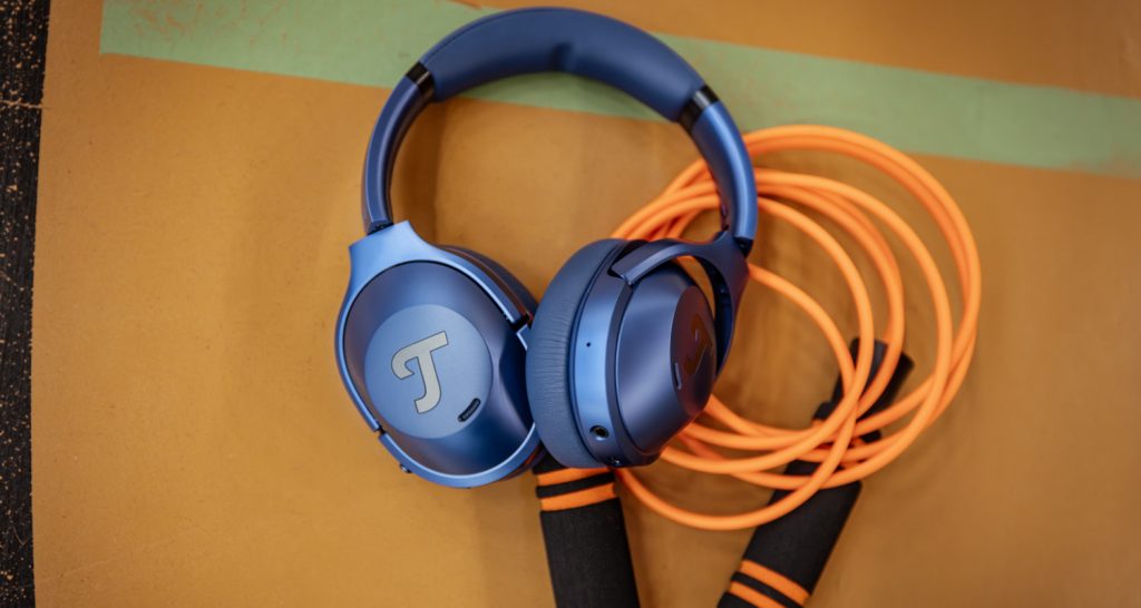 De noise cancelling koptelefoon Real Blue NC 3, getoond in een sportieve omgeving met springtouw