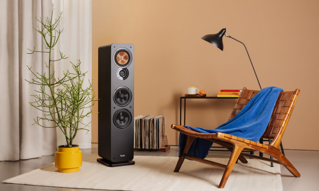 Ultima 40 speaker in een woonkamer setting