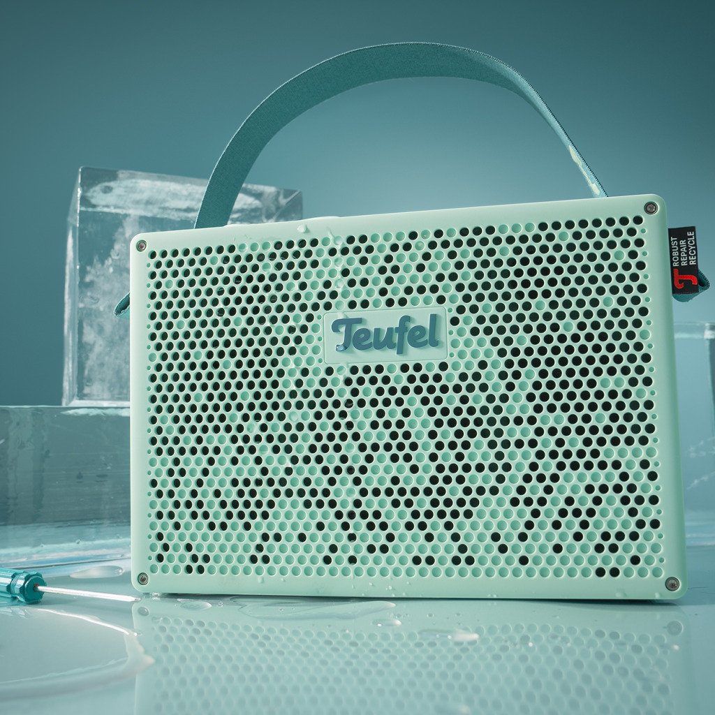 Groene Mynd speaker met ijsblokken op de achtergrond