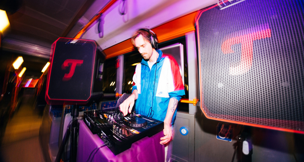 DJ met twee ROCKSTER NEO om hem heen