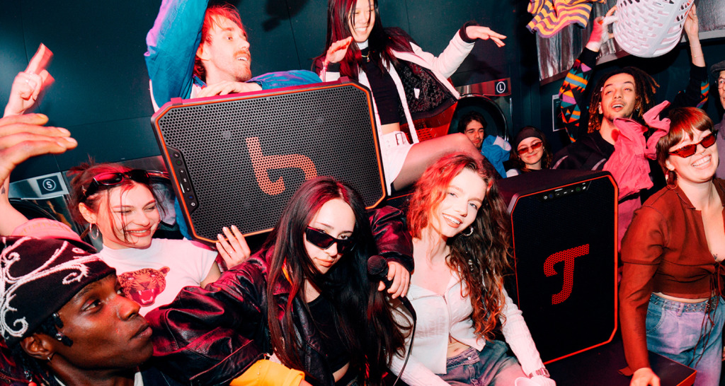 Eine Gruppe junger Menschen posiert mit ROCKSTER NEO Lautsprechern.