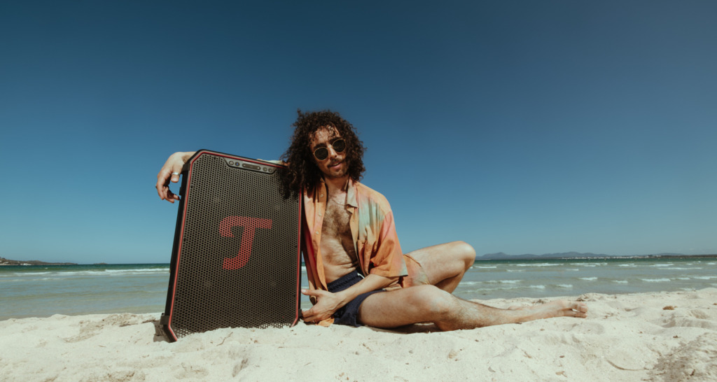Rockster NEO met een man op het strand
