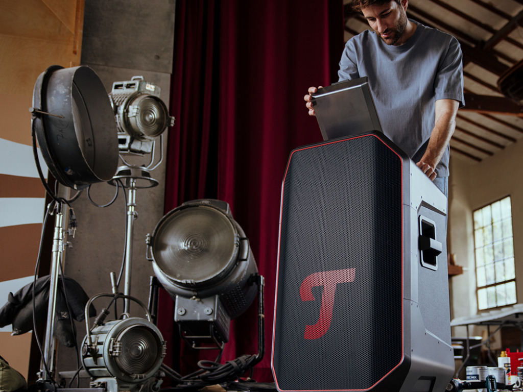 ROCKSTER CROSS 2 ROCKSTER 2 lifestyle-motief: man met laptop speelt muziek af