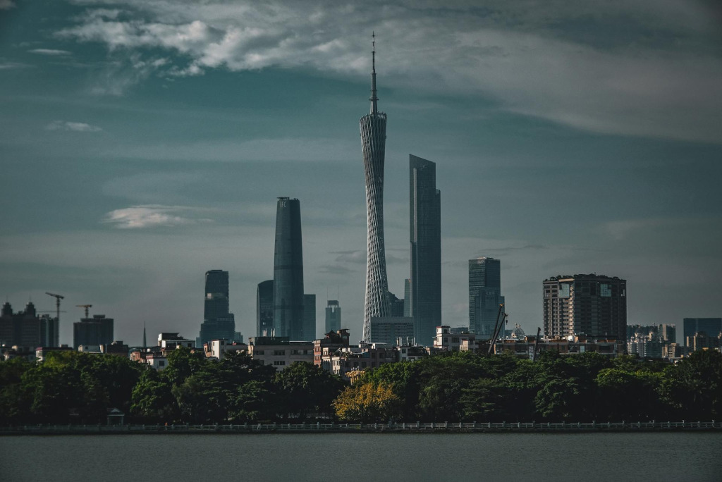 Foto van Guangzhou met donkere wolken op de achtergrond