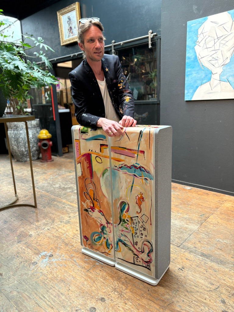 Maikel Kleinjan bij de beschilderde Ultima 40 set in gallerie van het collectief AAAFRESH123.