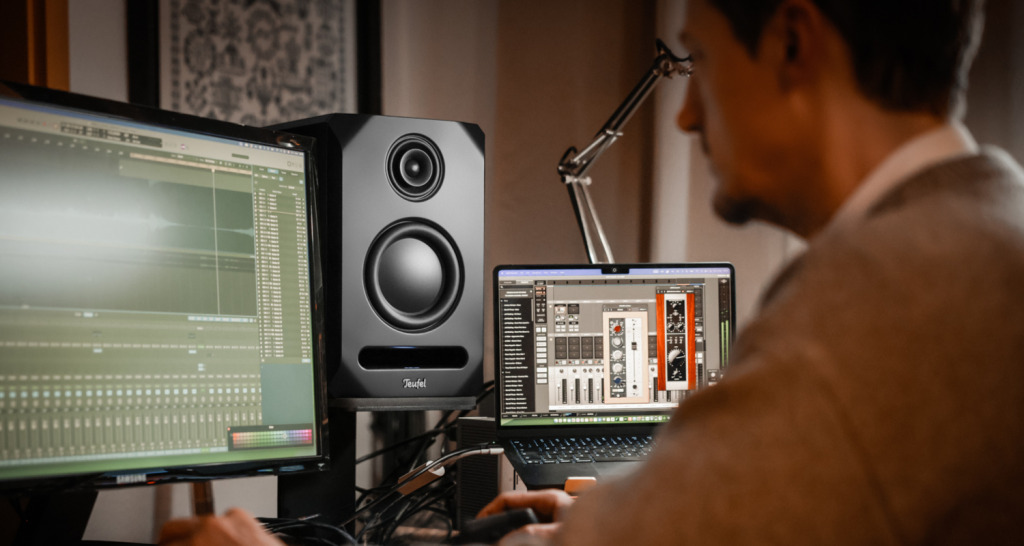 Producer werkt met STUDIO 5X in een thuisstudio